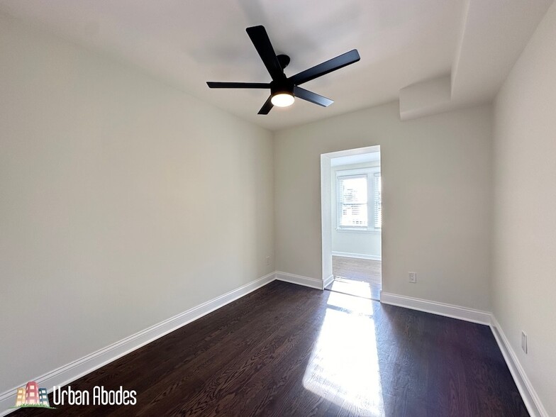 Building Photo - 3045 W Addison St