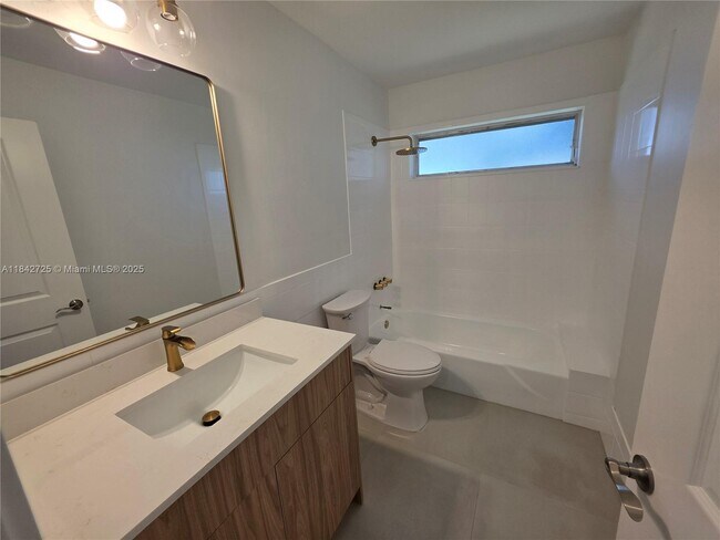 Building Photo - 13920 Kendale Lakes Blvd