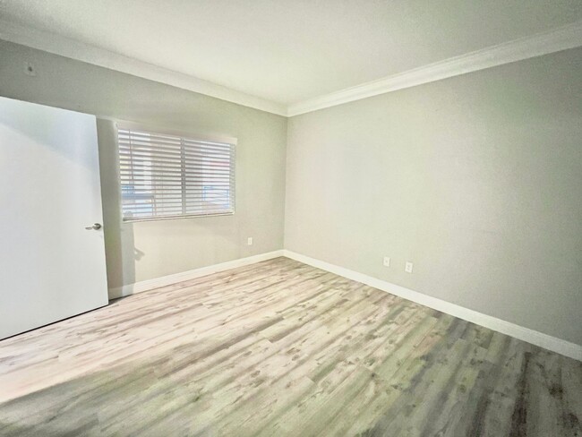 Building Photo - Meridian UNFurnished 1Bdr/1Bath Condo