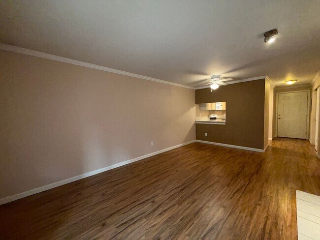 Building Photo - 2 Bed 1 Bath Kirkland