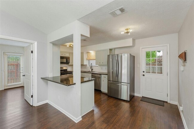 Building Photo - 801 E 3rd St