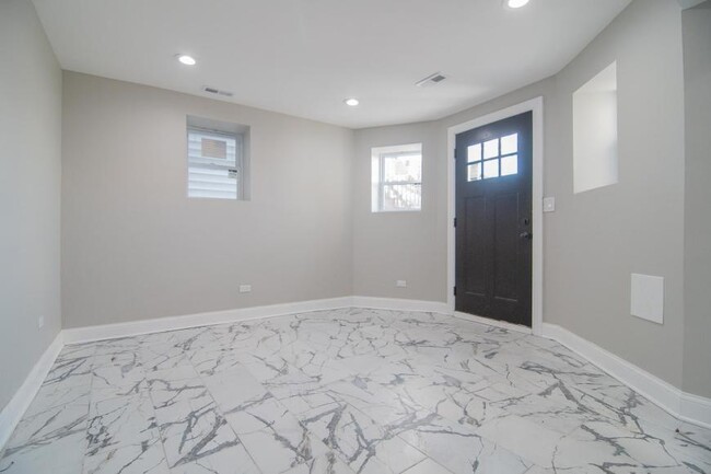 Building Photo - 2 bedroom in Chicago IL 60651