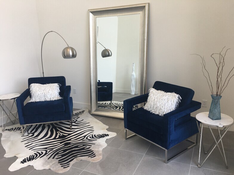 Common area lobby - 3923 Cole Ave