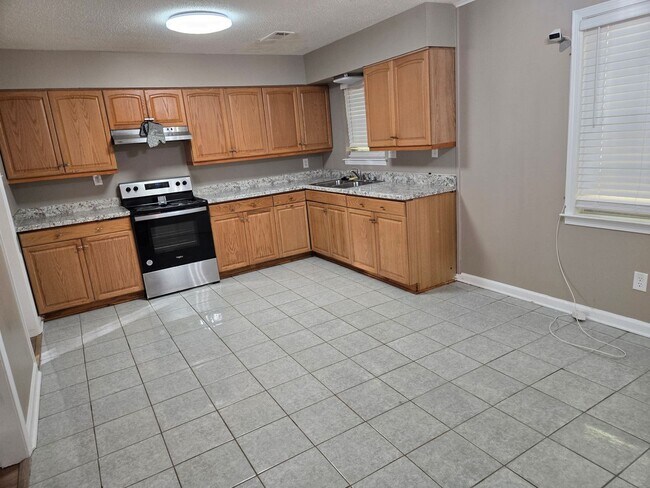 Building Photo - MOVE-IN SPECIAL 1/2 OFF 1ST MONTH'S RENT!!