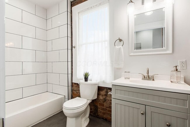 Building Photo - 1013 E Rich St