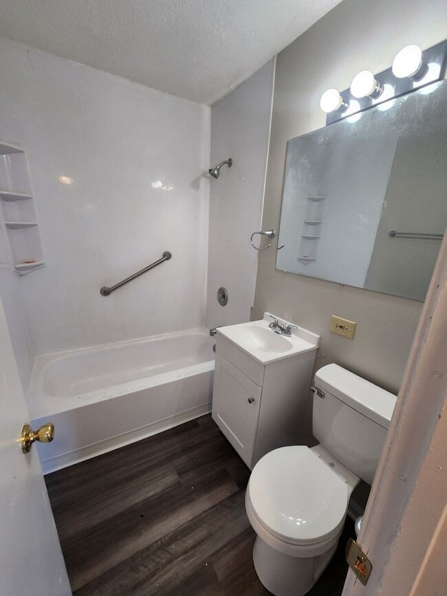 Building Photo - Newly updated 3 bedroom 1.5 bath home for ...
