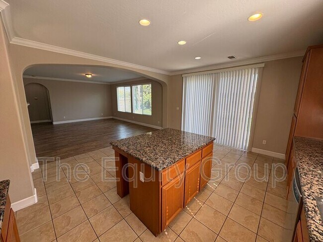 Building Photo - 3116 W Buena Vista Ave