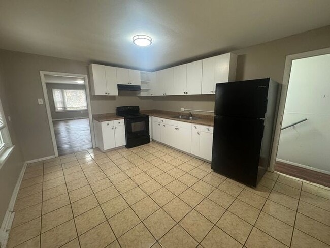 Building Photo - 4 Bed/2 Bath Ranch