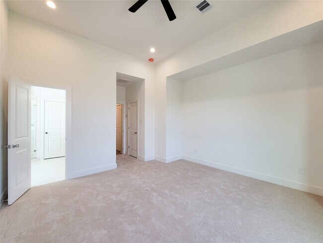 Building Photo - 1542 W Tidwell Rd