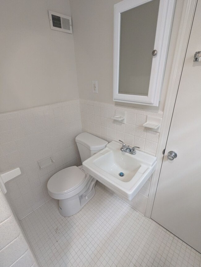 Building Photo - 3 bedroom 2 bath in Northwood Lake