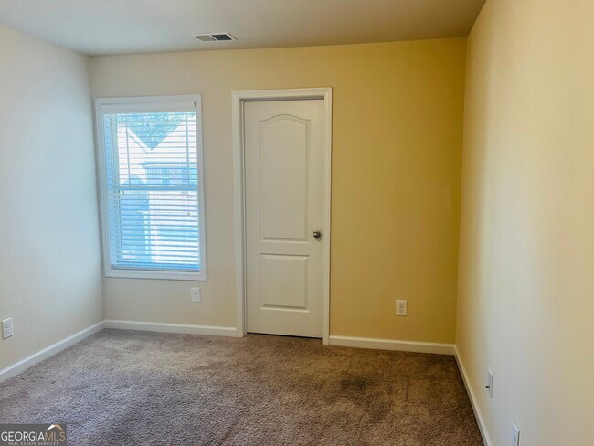 Building Photo - 233 Bobbie Way