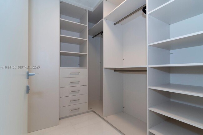 Building Photo - 300 Biscayne Blvd Way