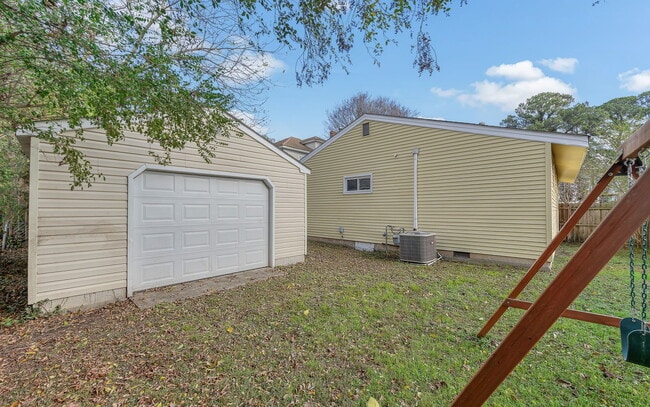 Building Photo - 2827 Grandy Ave