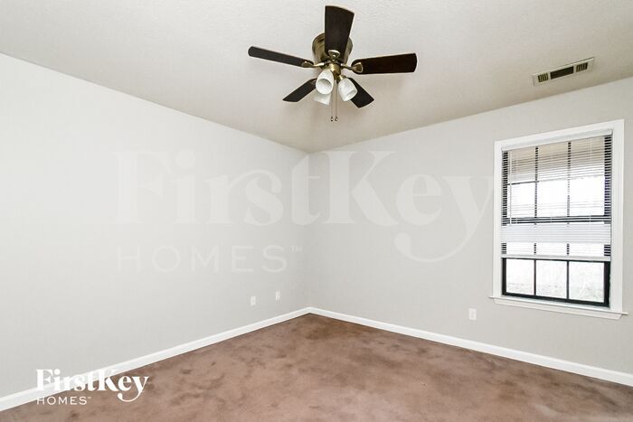 Building Photo - 275 Kings Dr
