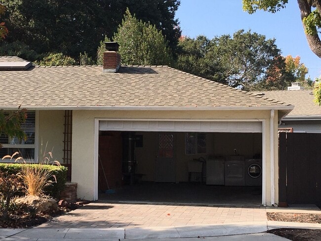 Building Photo - Inviting 3-Bed/2-Bath Home - Menlo Park