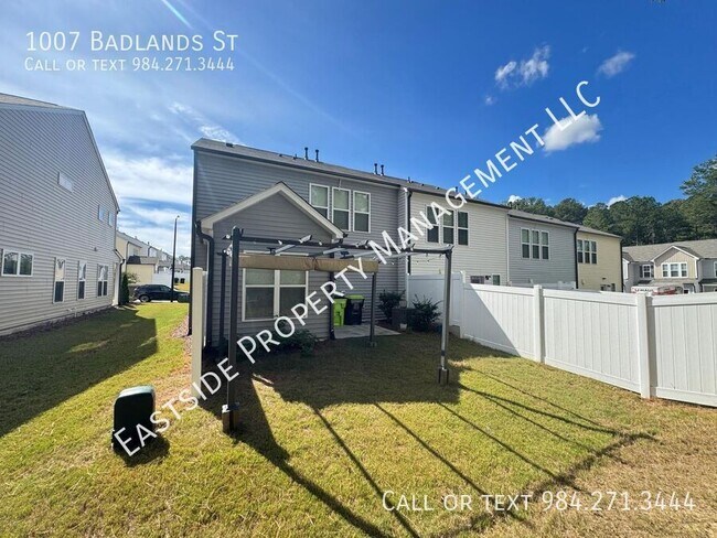 Building Photo - 1007 Badlands St