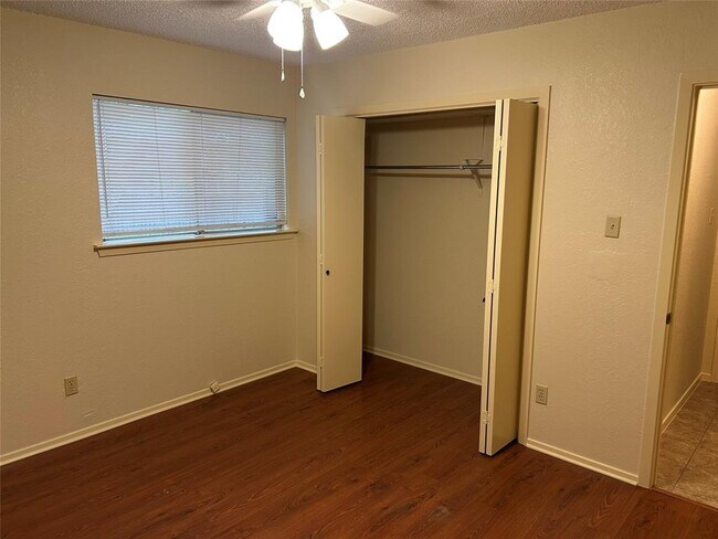 Building Photo - 2114 Lear Ln