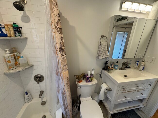 Building Photo - 183 River St