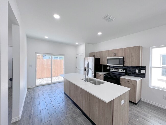 Building Photo - Luxury Townhome In Gated Community (Close to Expressway 281 & Wisconsin)