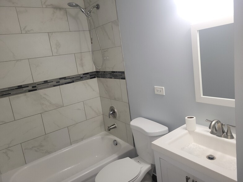 Building Photo - 22005 Balmoral Dr