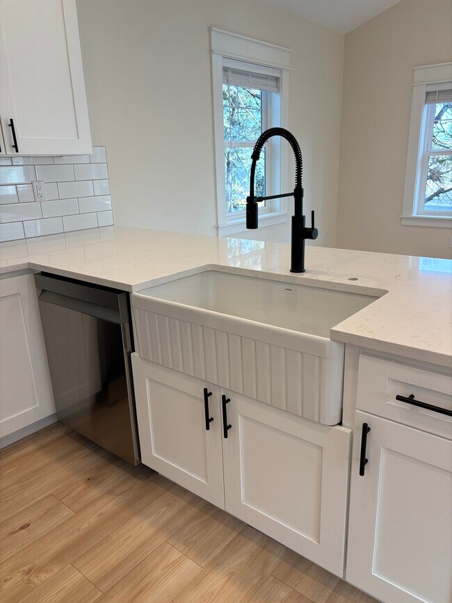 Building Photo - 480 SE Reed Market Rd