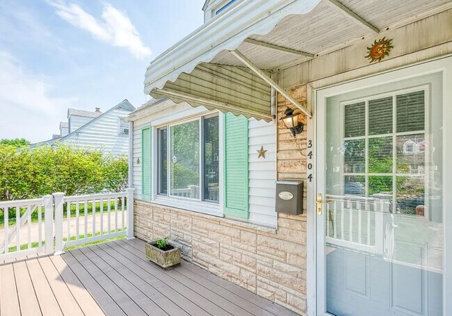 Building Photo - Spacious 4BR Family Home on Court Way | 1,875 Sq Ft | $2,593/mo