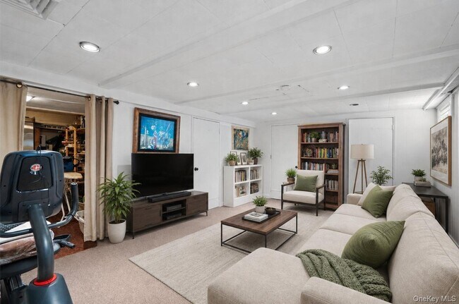 Building Photo - 29 Birchwood Park Dr