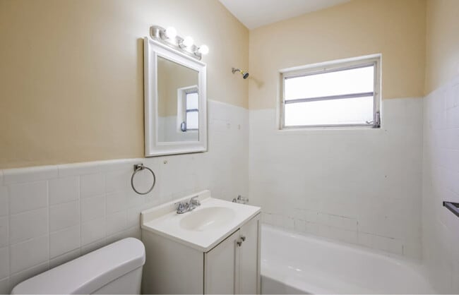 Building Photo - 1815 NE 178th St