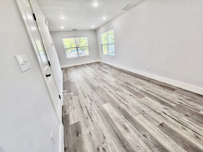 Building Photo - 220 W Bond St