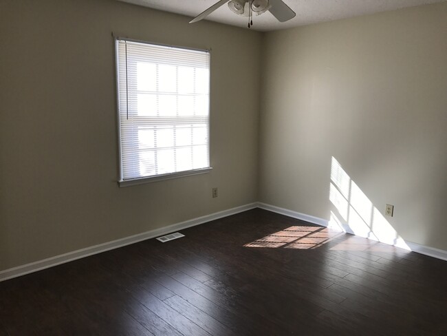 Building Photo - 3 Bed, 1.5 Bath House