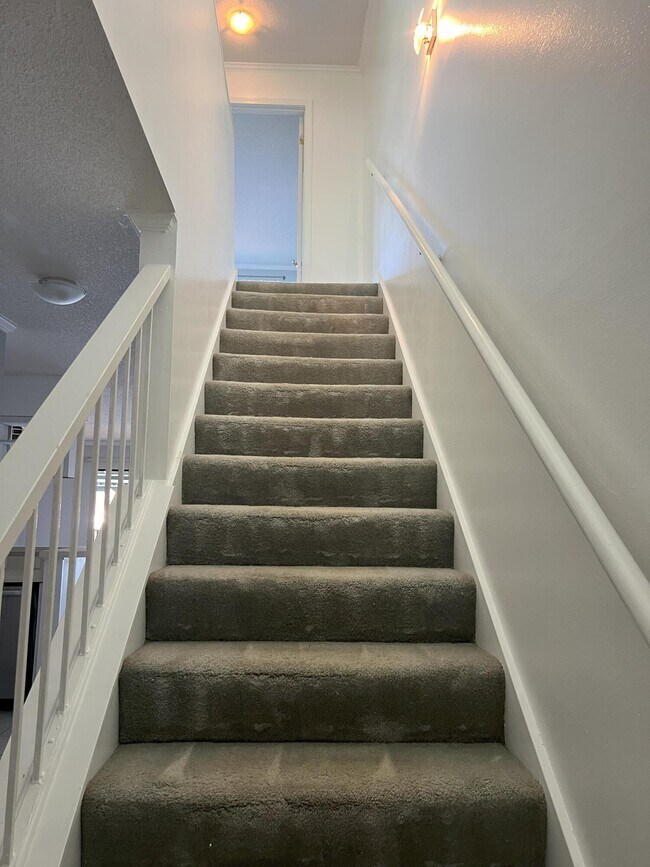 Building Photo - 108 Southlake Ct