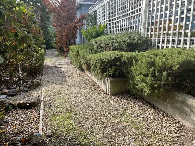 Building Photo - 2234 Oakvale Rd