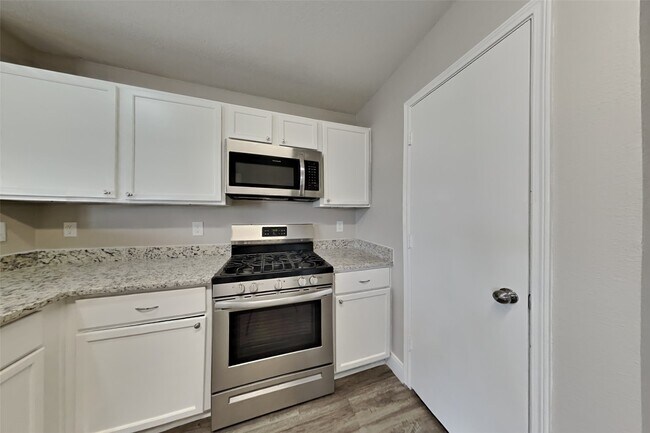 Building Photo - 17303 Davenway Dr