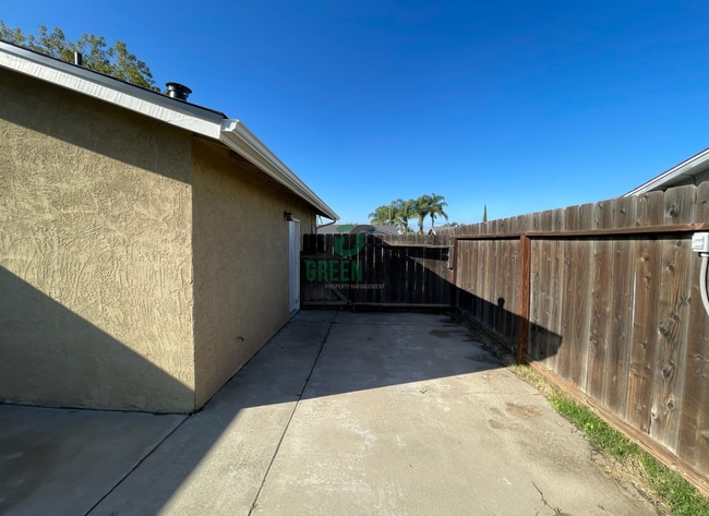 Building Photo - NOW AVAILABLE! Beautiful 3 Bedroom, 2 Bathroom Home Located in Ripon, CA