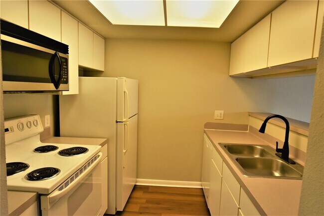 Building Photo - 2824 S Bartell Dr