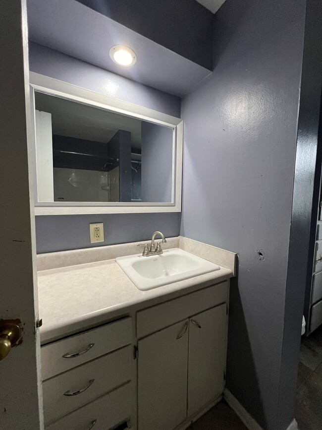 Building Photo - 3 bedroom 1.5 Bathroom with a Large Backya...