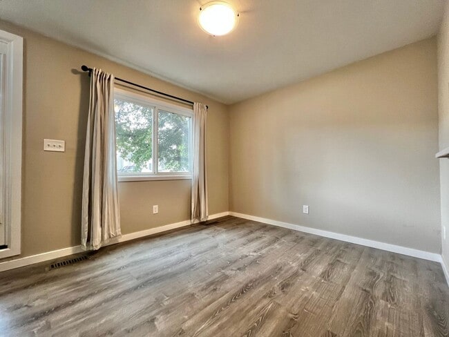 Building Photo - Charming 2 Bed 1.5 Bath Townhome in West F...