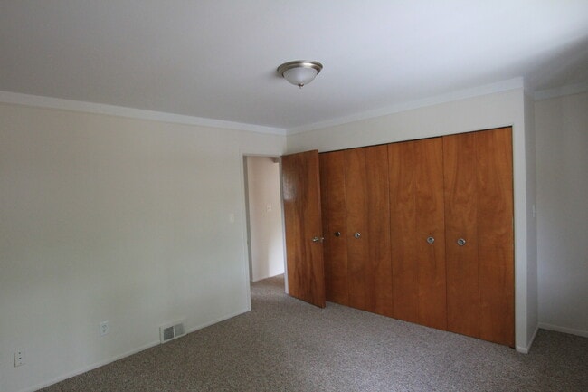 Building Photo - Hickory Grove