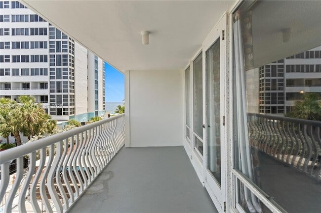 Building Photo - 4020 Galt Ocean Dr