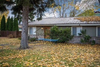 Building Photo - Beautiful 2 bedroom 1 bath Duplex in Hayden!