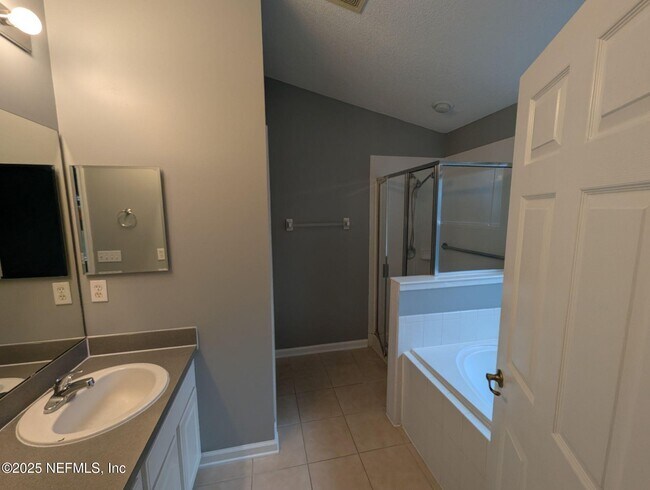 Building Photo - 712 N Edenbridge Way