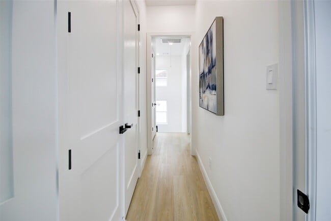 Building Photo - 1214 W 24th St