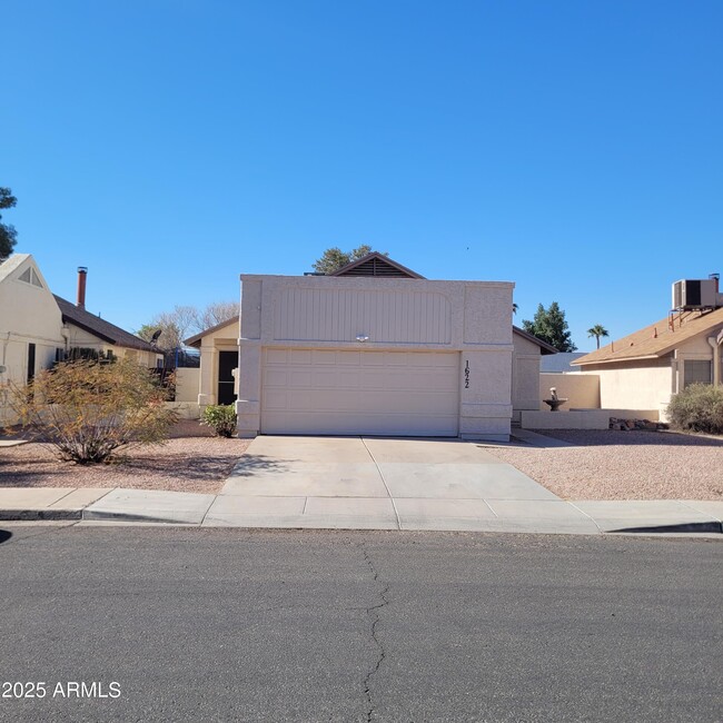 Building Photo - 1622 N Comanche Dr