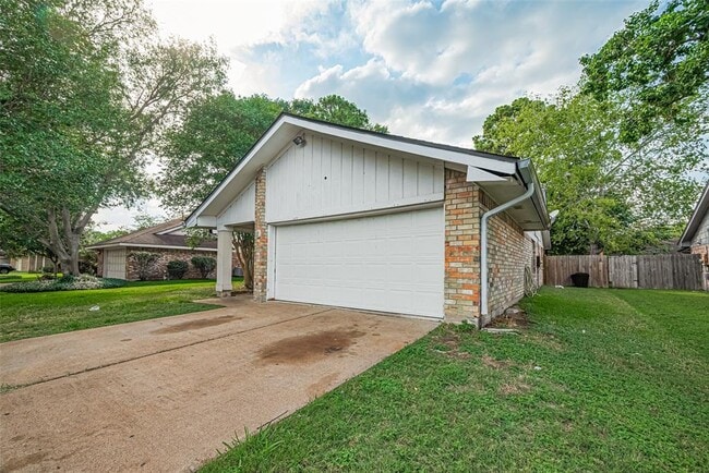 Building Photo - 15238 Ensenada Dr