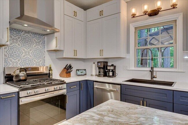 Building Photo - 4 bedroom 3 full bathroom home in heart of...
