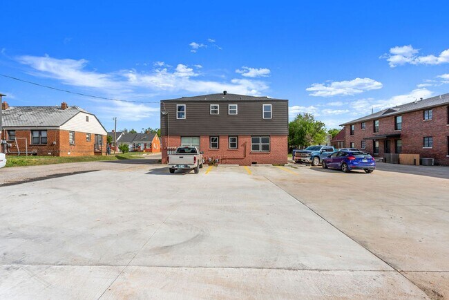 Building Photo - One Bedroom Boutique Apartment in the Plaza