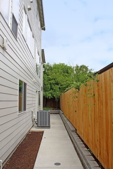 Building Photo - 4563-4563 N Borthwick Ave