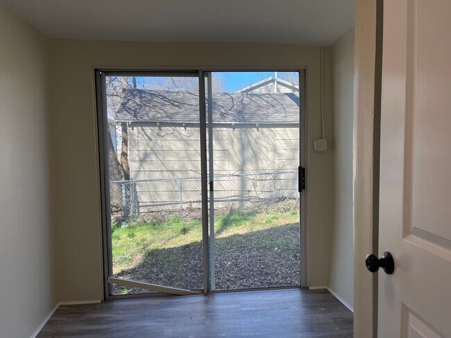 Building Photo - ADORABLE 3 BEDROOM HOUSE- FENCED BACK YARD