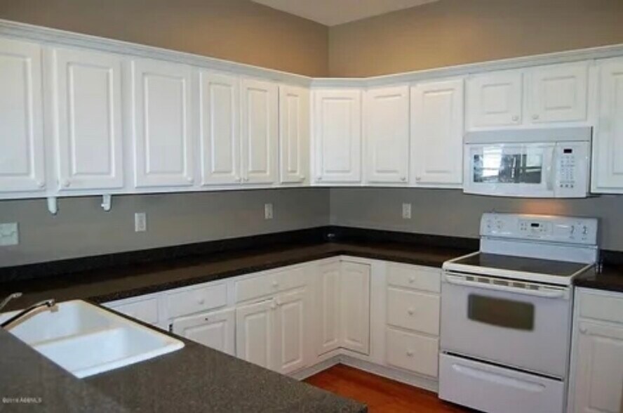 Building Photo - 8 Lagaree Ct