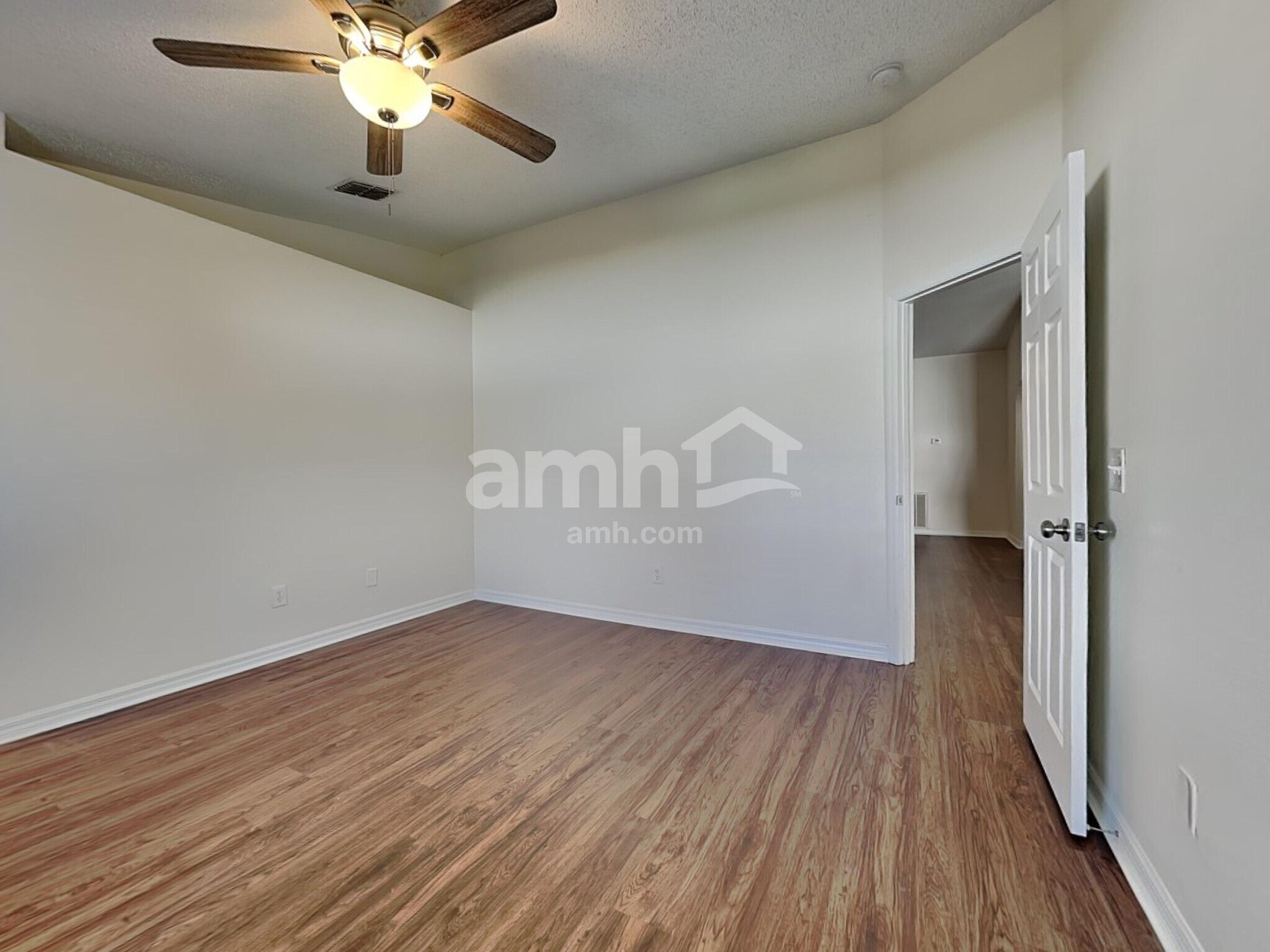 Building Photo - 914 Stallion Way